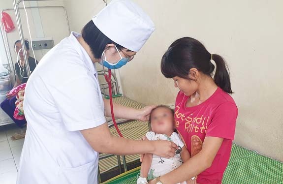 Bác sĩ chăm sóc bé 19 tháng tuổi bị bỏ quên trên xe ô tô. Ảnh: Bệnh viện Đa khoa tỉnh Vĩnh Phúc. 