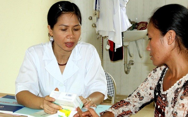 Bác sĩ tư vấn dự phòng lây truyền HIV từ mẹ sang con (Ảnh: Cục Phòng, chống HIV/AIDS) 