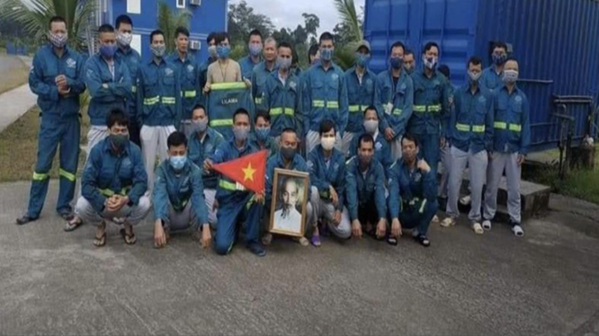 Công nhân Việt Nam ở Guinea Xích đạo chụp ảnh gửi về quê nhà qua mạng xã hội. (Ảnh: PLO) 