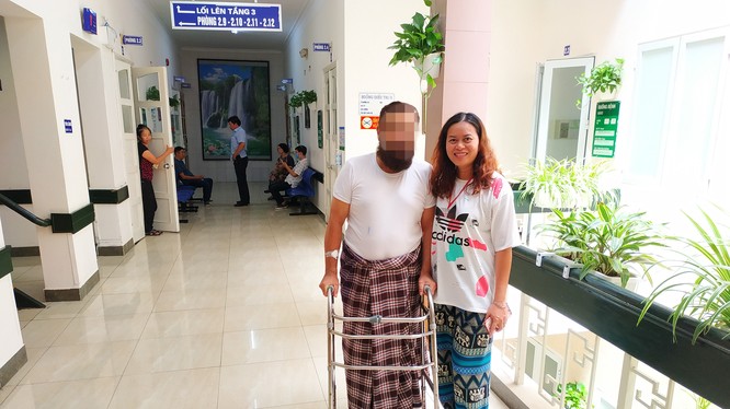 Bệnh nhân đi lại bình thường sau phẫu thuật (Ảnh: Bệnh viện Hữu nghị Việt Đức)