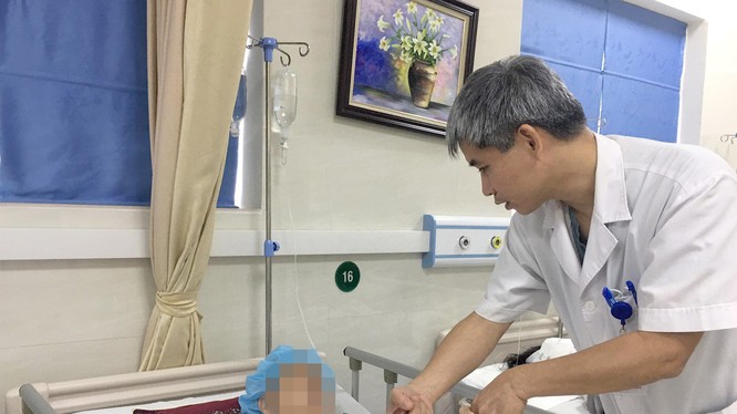 BS. Vũ Quang Hiếu - Khoa Phẫu thuật Thần kinh II, Bệnh viện Hữu nghị Việt Đức - đang thăm khám cho bệnh nhân sau phẫu thuật (Ảnh: BVCC)