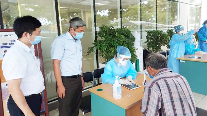 Thứ trưởng Bộ Y tế Nguyễn Trường Sơn kiểm tra công tác tiếp nhận bệnh nhân tại Bệnh viện Quân Y 17 (Ảnh: Anh Văn) 