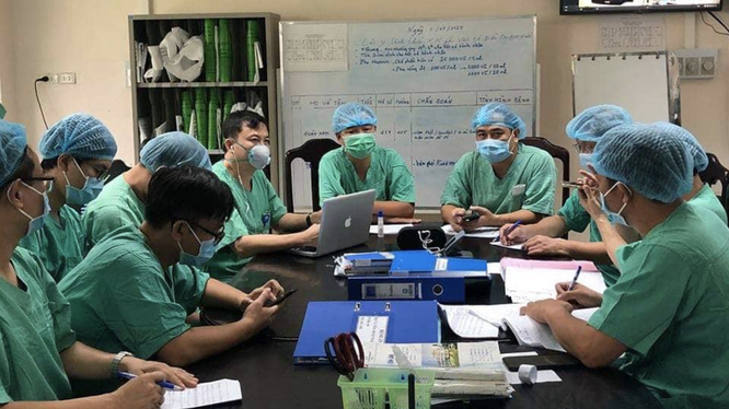 Các bác sĩ của Bệnh viện Đại học Y Hà Nội cùng Bệnh viện Bệnh Nhiệt đới Trung ương hội chẩn ca bệnh nặng tại Bệnh viện Trung ương Huế (Ảnh: Vũ Mạnh Cường) 