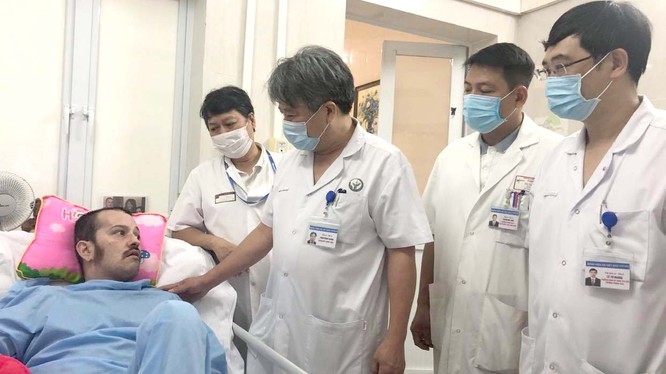 GS. TS. Trần Bình Giang - thăm bệnh nhân J. đang điều trị tại Bệnh viện (Ảnh: BVCC)