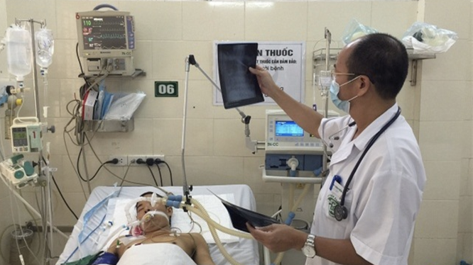 PGS.TS Đỗ Duy Cường thăm khám cho bệnh nhân tại Trung tâm Bệnh Nhiệt đới, Bệnh viện Bạch Mai (Ảnh: Mai Thanh) 