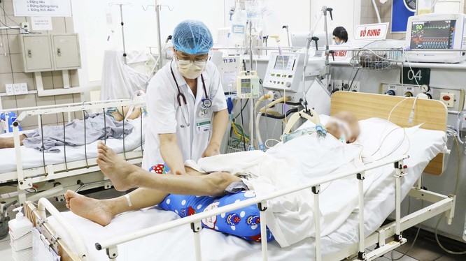 Bác sĩ tại Trung tâm Chống độc, Bệnh viện Bạch Mai thăm khám cho bệnh nhân ngộ độc botulinum (Ảnh: Thành Dương) 