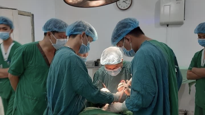 Các bác sĩ phẫu thuật cho bé trai 12 tuổi bị que gỗ đâm xuyên cổ (Ảnh: BVĐK tỉnh Sơn La) 