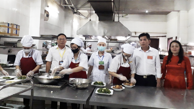 Đoàn kiểm tra an toàn thực phẩm tỉnh Nam Định phối hợp với Văn phòng Tỉnh ủy giám sát an toàn thực phẩm tại khách sạn Vị Hoàng