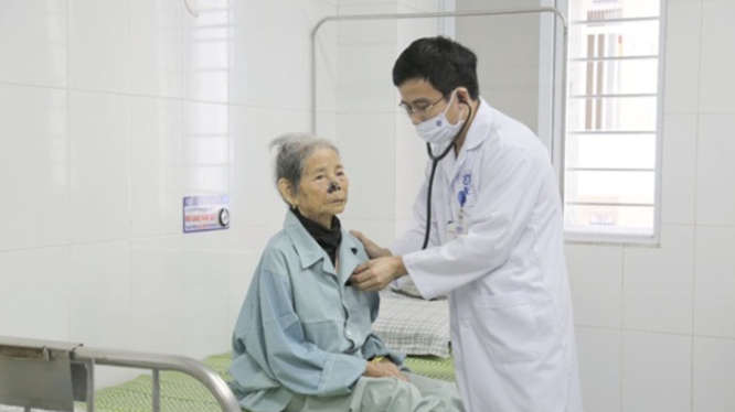 Bác sĩ kiểm tra sức khỏe cho cụ bà 103 tuổi bị nhồi máu cơ tim (Ảnh: BVCC) 