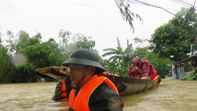 Người dân sơ tán vì mưa lũ (Ảnh: Thảo Vy - nguồn: baothuathienhue.vn)