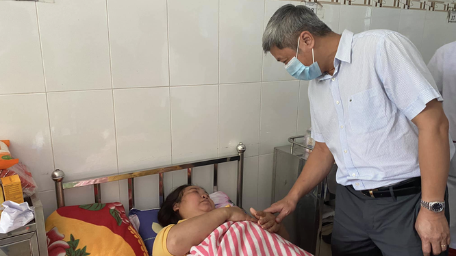 Thứ trưởng Bộ Y tế Nguyễn Trường Sơn thăm hỏi nạn nhân trong vụ sạt lở đất ở Trà Leng (Ảnh: Vũ Mạnh Cường) 