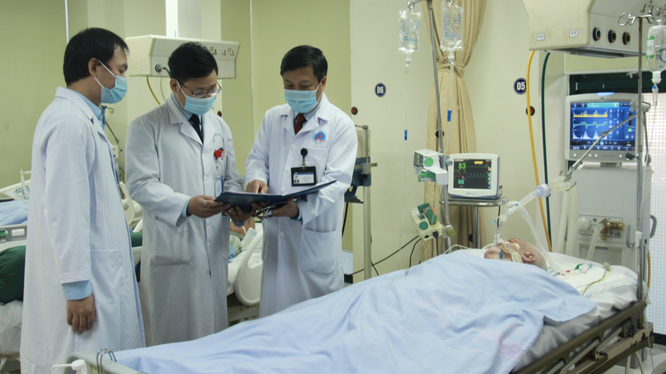 Các bác sĩ đánh giá tình trạng của bệnh nhân (Ảnh: BVCC)