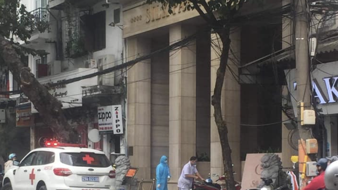 Nhân viên y tế ở bên ngoài Khách sạn Silk Path (Ảnh: Facebook) 