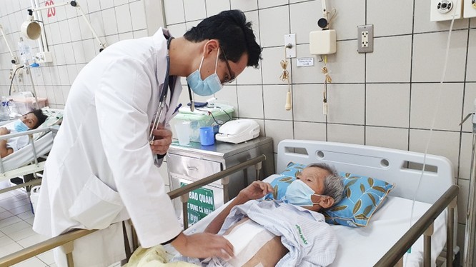 BS. Nguyễn Trung Kiên - Khoa Ngoại tổng hợp, Bệnh viện Bạch Mai - thăm khám, kiểm tra cho bệnh nhân trước khi xuất viện (Ảnh: BVCC) 