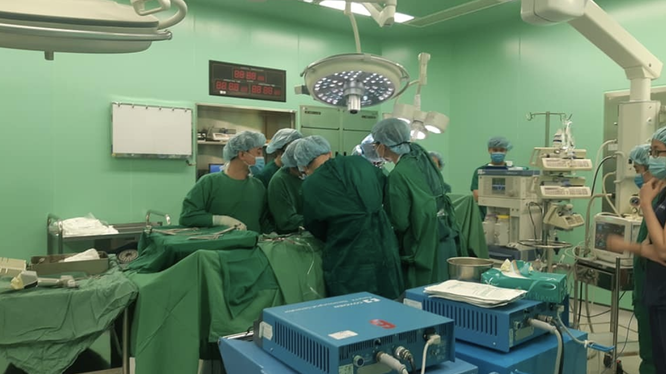 Các bác sĩ phẫu thuật ghép tạng tại Bệnh viện Bà Rịa (Ảnh: TTĐP Ghép tạng Quốc gia) 