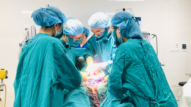 Các bác sĩ phẫu thuật cứu sống bé gái bị rối loạn nhịp tim ngay sau khi chào đời (Ảnh: BVCC) 