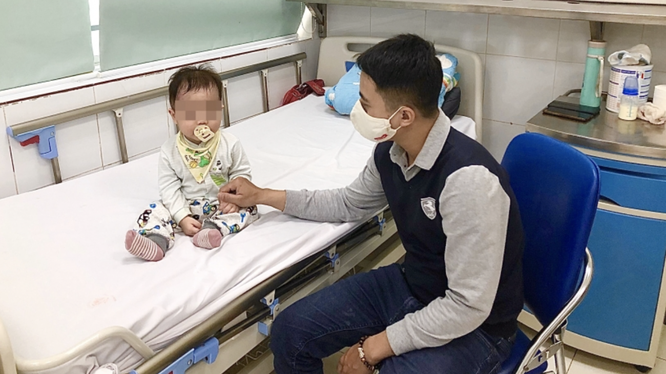 Một trẻ bị cúm được gia đình chăm sóc ở Bệnh viện Nhi Trung ương (Ảnh: BVCC) 
