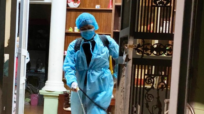 Nhân viên y tế phun khử khuẩn khu vực du học sinh mắc COVID-19 từng đến (Ảnh: Cổng TTĐT tỉnh Quảng Ninh) 