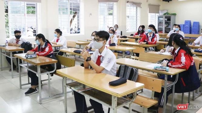 Học sinh đeo khẩu trang, ngồi giãn cách trong lớp học (Ảnh - Minh Thuý) 