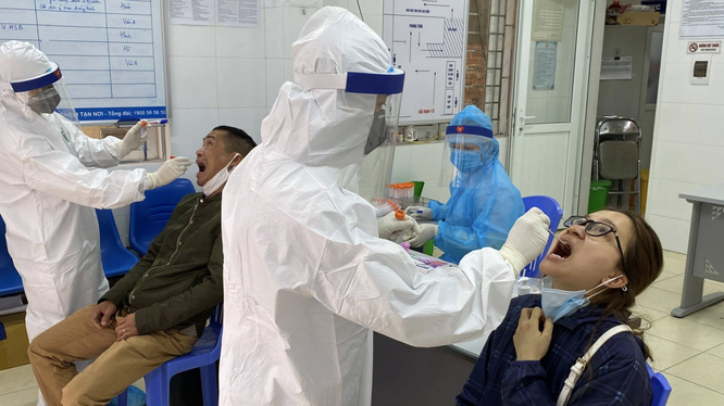 Nhân viên y tế lấy mẫu xét nghiệm COVID-19 (Ảnh - Trung tâm Y tế quận Hai Bà Trưng)