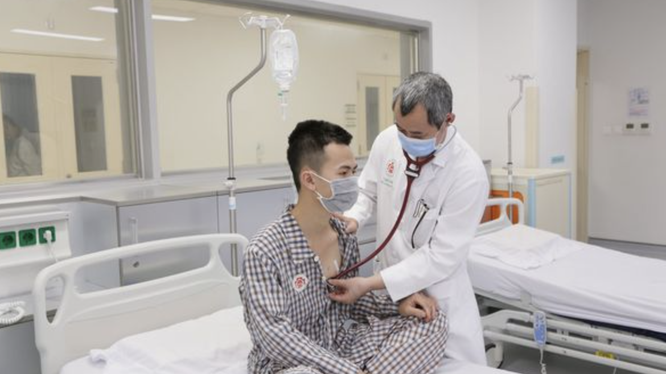 Bác sĩ khám cho bệnh nhân sau phẫu thuật lấy dị vật kim khí gây thủng màng tim (Ảnh - BVCC) 