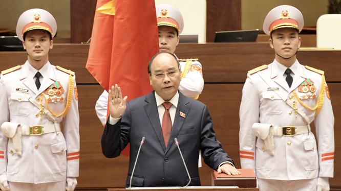 Chủ tịch nước Nguyễn Xuân Phúc tuyên thệ nhậm chức Chủ tịch nước Cộng hoà xã hội chủ nghĩa Việt Nam (Ảnh - Cổng TTĐT Quốc hội) 