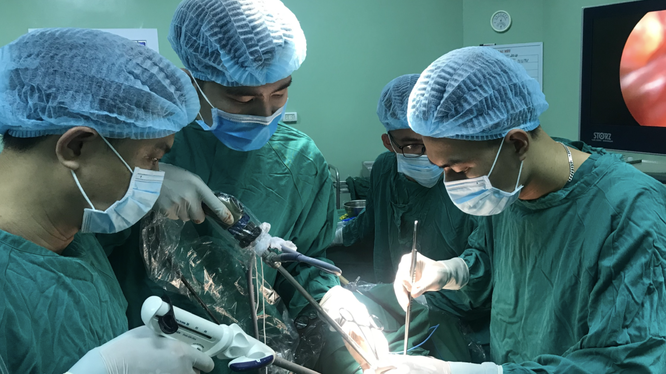 Các bác sĩ sử dụng khâu máy tự động để phẫu thuật lồng ngực cho bệnh nhân (Ảnh - BVCC) 