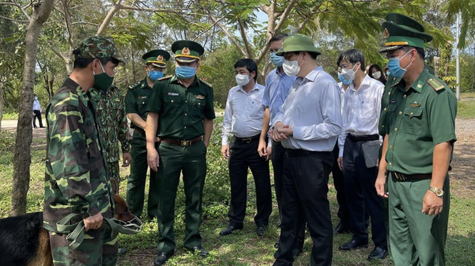 Bộ trưởng Nguyễn Thanh Long đi kiểm tra công tác phòng, chống COVID-19 tại Kiên Giang (Ảnh - BYT) 
