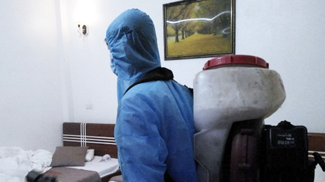 Nhân viên y tế phun khử khuẩn phòng khách sạn (Ảnh- SYT tỉnh Yên Bái) 