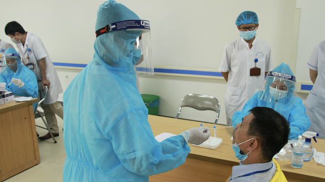 Nhân viên y tế lấy mẫu xét nghiệm COVID-19 (Ảnh - Hương Thuỷ)