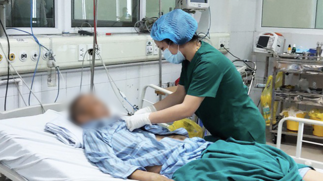 Nhân viên y tế chăm sóc cho bệnh nhân mắc COVID-19 ở Bệnh viện Bệnh Nhiệt đới Trung ương (Ảnh - Minh Thuý) 