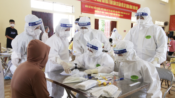 Nhân viên y tế lấy mẫu xét nghiệm COVID-19 cho người dân (Ảnh - Việt Hà) 