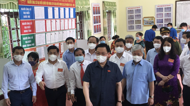 Chủ tịch Quốc hội Vương Đình Huệ cùng lãnh đạo Bộ Y tế trực tiếp kiểm tra công tác bầu cử ở TP. Bắc Giang (Ảnh - BYT) 
