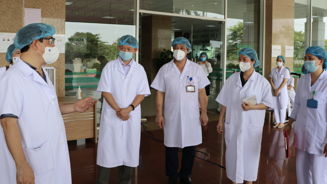 PGS.TS. Lương Ngọc Khuê chỉ đạo tại buổi kiểm tra công tác bầu cử ở Bệnh viện Bệnh Nhiệt đới Trung ương (Ảnh - Đặng Thanh) 