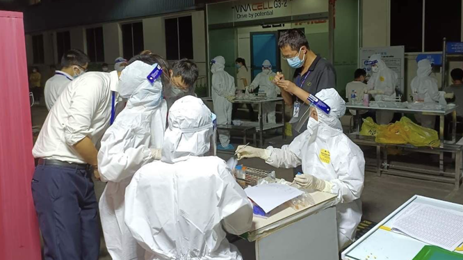 Nhân viên y tế lấy mẫu xét nghiệm COVID-19 cho ngừoi dân (Ảnh - BYT) 