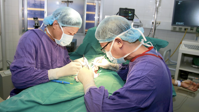 Các bác sĩ phẫu thuật cho thiếu niên 12 tuôie bị hoại tử tinh hoàn trái (Ảnh - BVCC) 