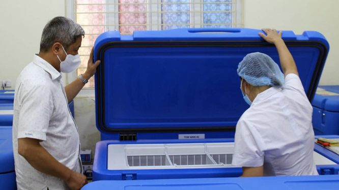 Thứ trưởng Bộ Y tế Nguyễn Trường Sơn kiểm tra kho bảo quản vaccine phòng COVID-19 (Ảnh - Ngọc Mai) 