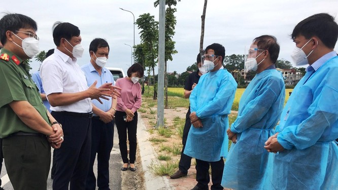 Thứ trưởng Bộ Y tế Đỗ Xuân Tuyên trao đổi với lãnh đạo phường Khắc Niệm về thực hiện công tác phong tỏa trên địa bàn (Ảnh - Anh Tuấn) 