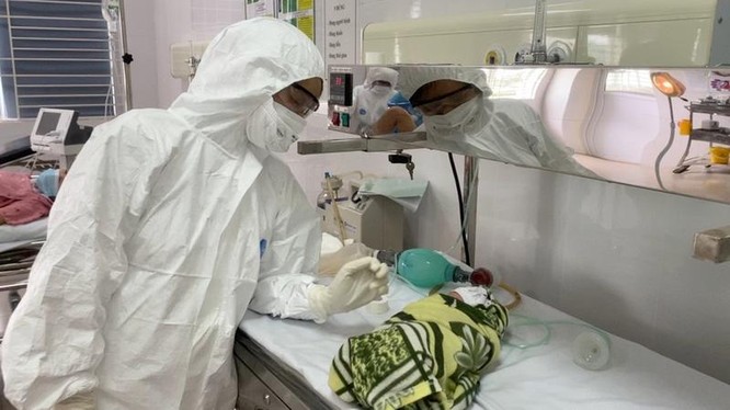 Bác sĩ chăm sóc cho bé gái ở Bệnh viện (Ảnh - BVCC) 