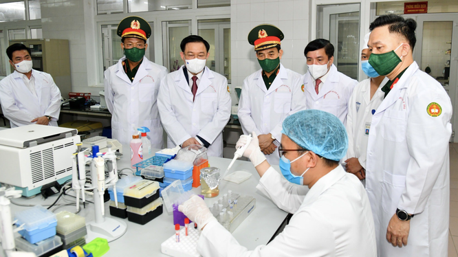 Chủ tịch Quốc hội Vương Đình Huệ kiểm tra tiến độ nghiên cứu vaccine phòng COVID-19 ở Học viện Quân Y (Ảnh - Quốc Chính) 