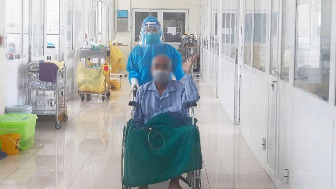Bệnh nhân mắc COVID-19 nặng thứ 11 ở Bệnh viện Bệnh Nhiệt đới Trung ương khỏi bệnh và được xuất viện (Ảnh - Đặng Thanh) 