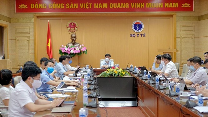 Bộ trưởng Bộ Y tế họp khẩn với Bộ phận thường trực của Bộ Y tế hỗ trợ TP. Hồ Chí Minh để phòng, chống dịch COVID-19 (Ảnh - Trần Minh) 