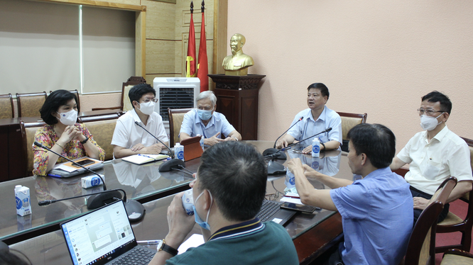 GS.TS. Nguyễn Văn Kính chủ trì họp Hội đồng chuyên môn cập nhật hướng dẫn chẩn đoán và điều trị COVID-19 (Ảnh - BYT) 