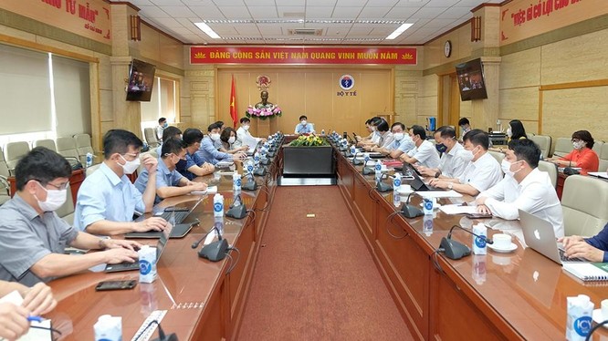 Bộ trưởng Bộ Y tế Nguyễn Thanh Long họp với Bộ phận thường trực đặc biệt của Bộ Y tế tại TP. HCM vào sáng nay, ngày 9/7 (Ảnh - Trần Minh) 