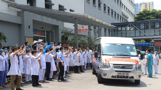 Đoàn công tác gồm 9 bác sĩ, điều dưỡng của Bệnh viện Hữu Nghị tình nguyện lên đường chi viện cho Tiền Giang chống dịch (Ảnh - BVCC) 