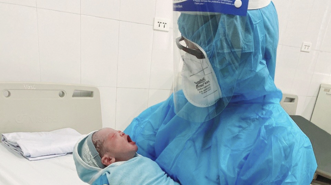 Bé gái chào đời khoẻ mạnh ở Bệnh viện Bệnh Nhiệt đới Trung ương (Ảnh - BVCC) 