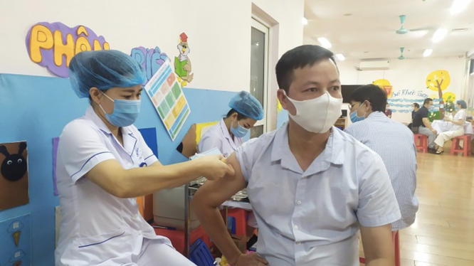 Nhân viên y tế tiêm vaccine phòng COVID-19 cho người dân (Ảnh - SYT HN) 