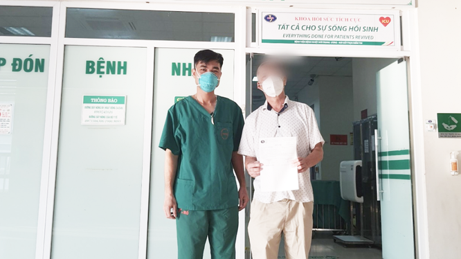 Bệnh nhân P. mắc COVID-19 khoẻ mạnh trong ngày ra viện (Ảnh - Đặng Thanh) 