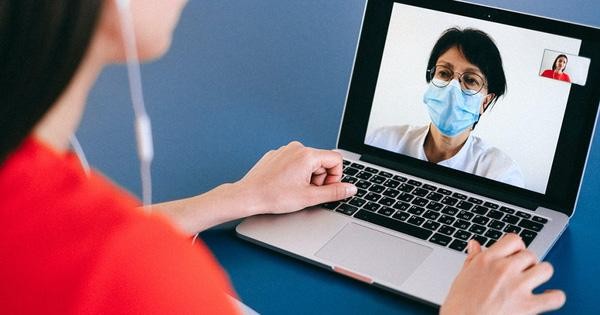 Bác sĩ tư vấn cho người bệnh trực tuyến bằng internet (Ảnh minh hoạ) 