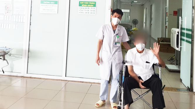 Bệnh nhân 6046 khoẻ mạnh trong ngày ra viện (Ảnh - Đặng Thanh) 